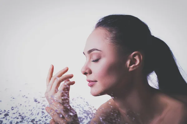 Junge schöne Frau unter der Dusche im Badezimmer — Stockfoto