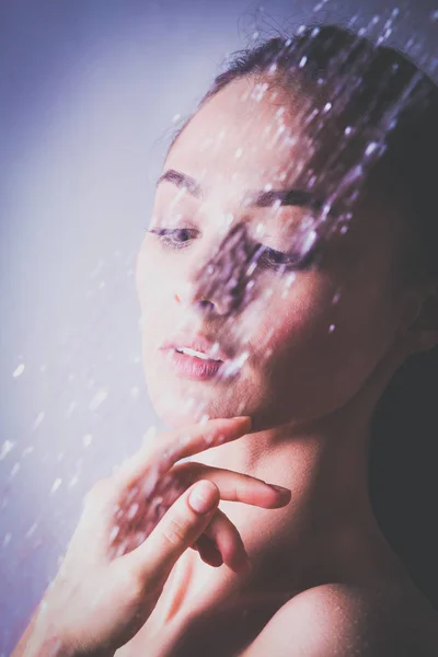 Jovem mulher bonita sob o chuveiro no banheiro — Fotografia de Stock