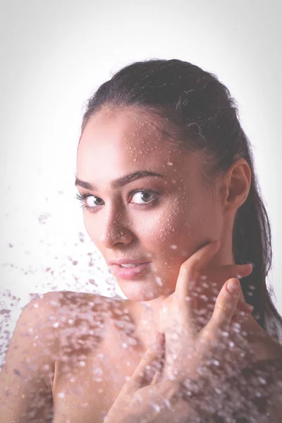 Jovem mulher bonita sob o chuveiro no banheiro — Fotografia de Stock