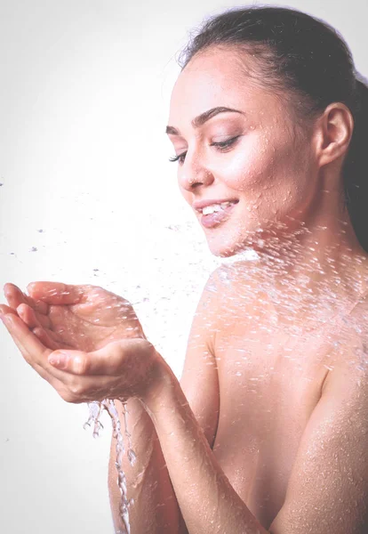 Genç beautyful kadın banyoda duş altında — Stok fotoğraf
