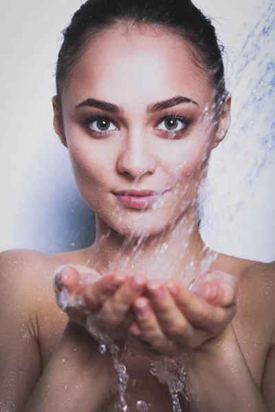 Jonge beautyful vrouw onder de douche in de badkamer — Stockfoto