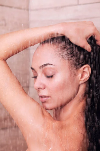 Jonge beautyful vrouw onder de douche in de badkamer — Stockfoto