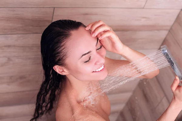 Joven mujer hermosa bajo la ducha en el baño — Foto de Stock