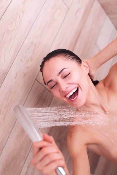 Jeune femme belle sous la douche dans la salle de bain — Photo