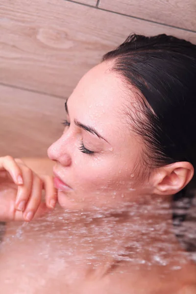 Joven mujer hermosa bajo la ducha en el baño — Foto de Stock