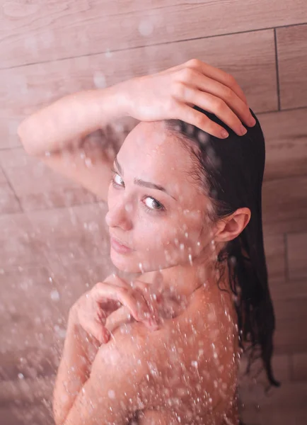 Jovem mulher bonita sob o chuveiro no banheiro — Fotografia de Stock