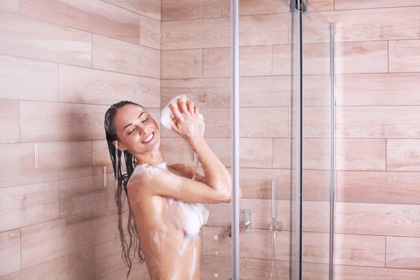 Jonge beautyful vrouw onder de douche in de badkamer — Stockfoto