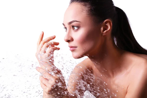 Jonge beautyful vrouw onder de douche in de badkamer — Stockfoto