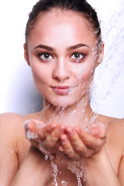 Jonge beautyful vrouw onder de douche in de badkamer — Stockfoto