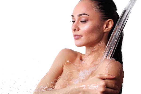 Jonge beautyful vrouw onder de douche in de badkamer — Stockfoto