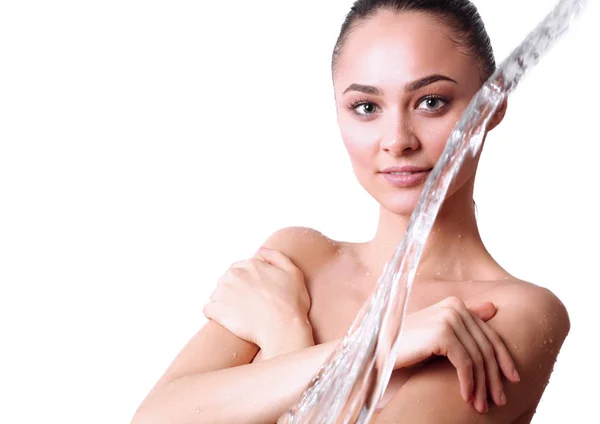 Jonge beautyful vrouw onder de douche in de badkamer — Stockfoto