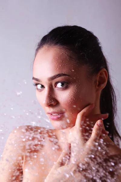 Ung vacker kvinna under dusch i badrum — Stockfoto