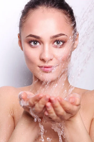 Jonge beautyful vrouw onder de douche in de badkamer — Stockfoto