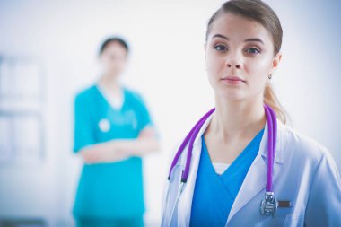 Kadın doktor hastanede dosyayla bekliyor.