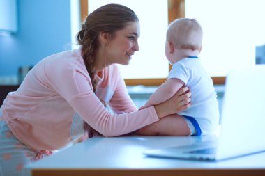 Annesi bebeğini evde parlak mutfakta ile