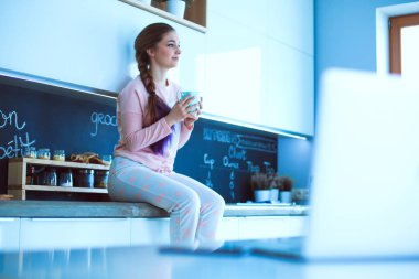 Mutfakta masada oturan genç kadın