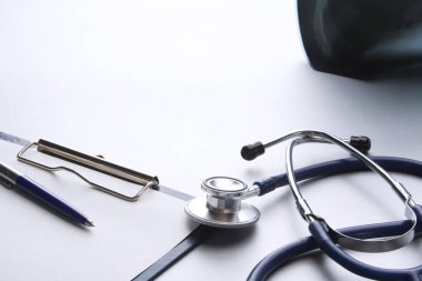 Ahşap masa üzerinde pano ile sağlık stetoskop