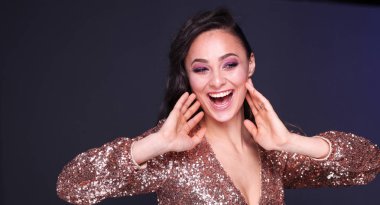 Abiye siyah arka plan üzerine güzel genç kadın