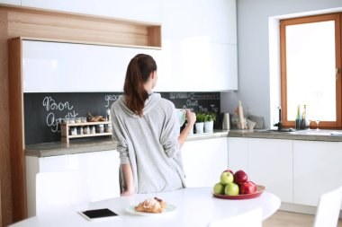 mutlu kadın evde Mutfakta çay içme