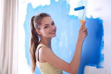 Güzel genç kadın duvar resmi, ayakta yapıyor