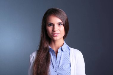 Koyu arka plan karşı bir işkadını portresi