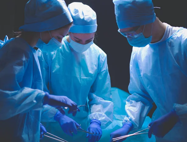 Командный хирург за работой в операционной — стоковое фото