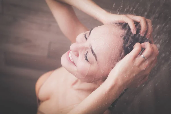 Jovem mulher bonita sob o chuveiro no banheiro — Fotografia de Stock