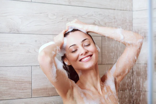 Giovane bella donna sotto doccia in bagno — Foto Stock