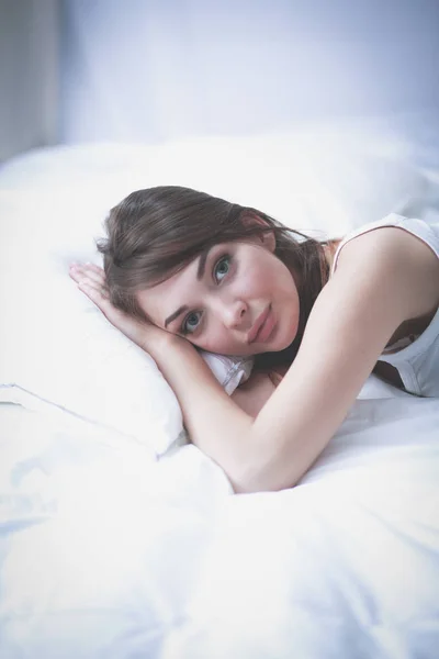 Ágyon a hálószobában a gyönyörű nő portréja — Stock Fotó