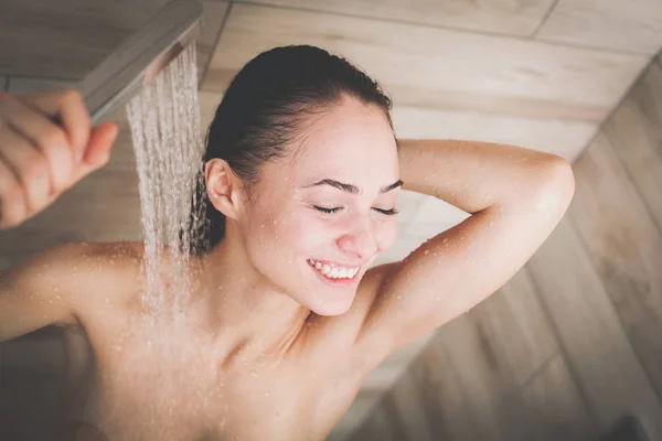 Jonge beautyful vrouw onder de douche in de badkamer — Stockfoto