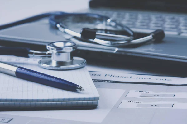 Medicinskt stetoskop, laptop, mapp på skrivbordet — Stockfoto