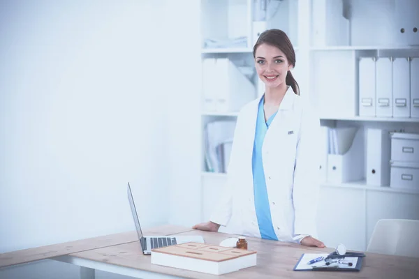 Portrait de jeune femme médecin avec manteau blanc debout à l'hôpital — Photo