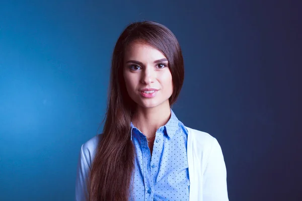 Portret van een zakenvrouw, tegen de donkere achtergrond — Stockfoto