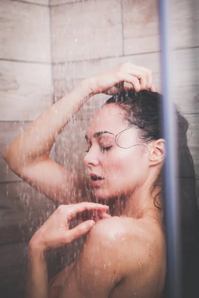 Jovem mulher bonita sob o chuveiro no banheiro — Fotografia de Stock