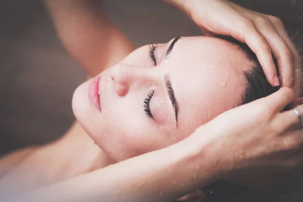 Junge schöne Frau unter der Dusche im Badezimmer — Stockfoto