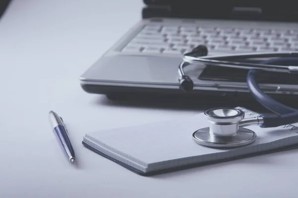 Estetoscópio médico, laptop, pasta na mesa — Fotografia de Stock