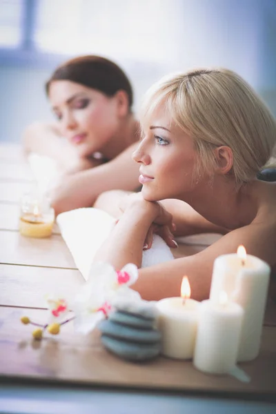 Twee jonge mooie vrouwen ontspannen en genieten van op de cent spa — Stockfoto