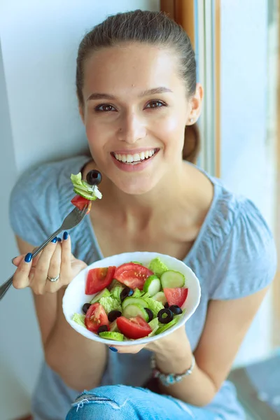 En vacker flicka äta hälsosam mat — Stockfoto
