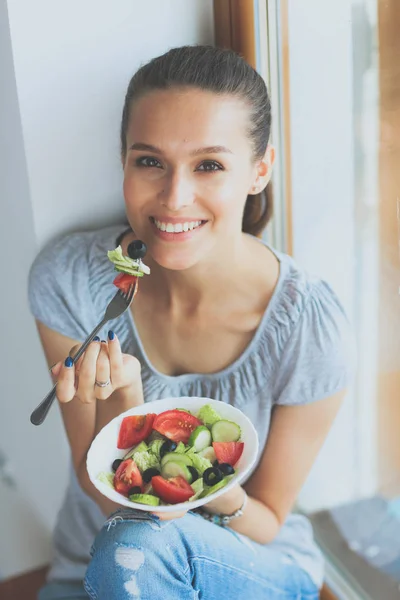 En vacker flicka äta hälsosam mat — Stockfoto