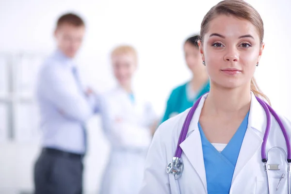 Attrayant médecin femme en face du groupe médical — Photo