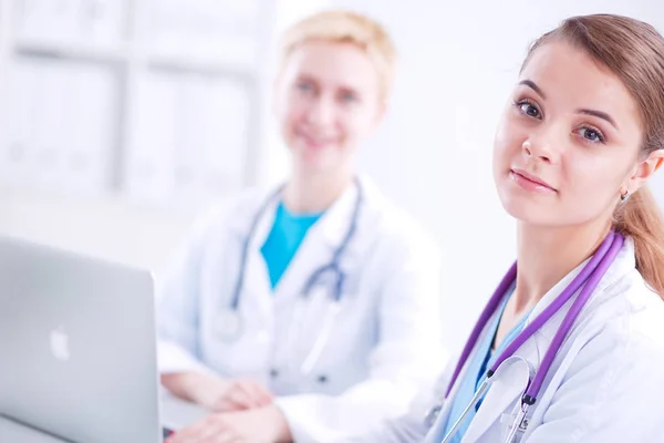 Mulheres médicas sentadas na mesa do hospital — Fotografia de Stock