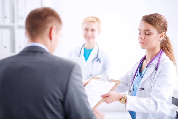 Femmes médecin et patient assis au bureau à l'hôpital — Photo