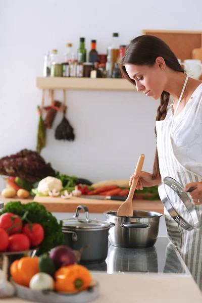 Kochende Frau in Küche mit Kochlöffel — Stockfoto