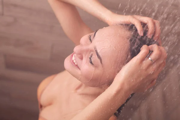 Joven mujer hermosa bajo la ducha en el baño —  Fotos de Stock