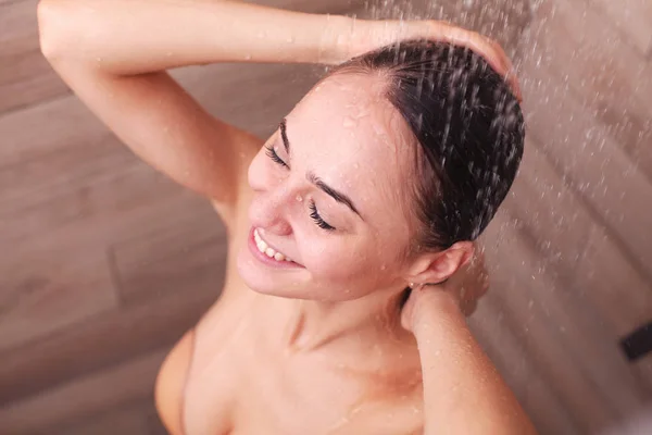 Fiatal gyönyörű nő, fürdőszoba a zuhany alatt — Stock Fotó