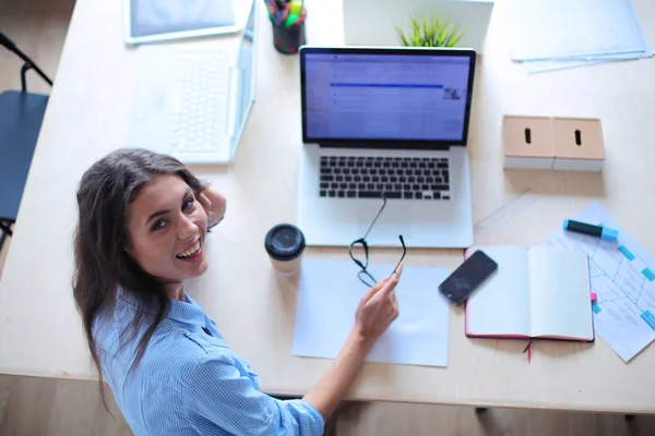 Fiatal nő ül irodai asztal laptop — Stock Fotó