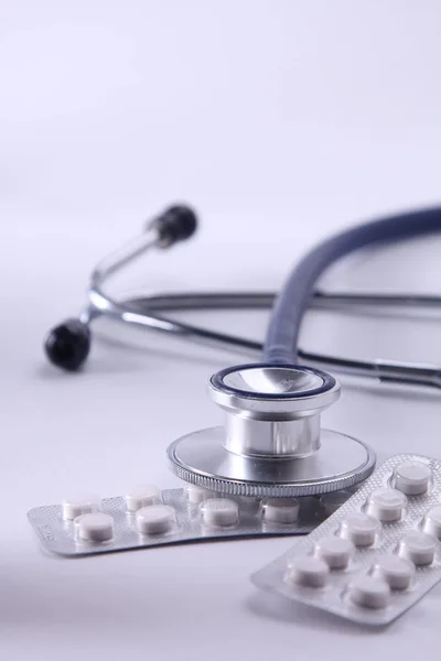 Stethoscope, pills on light background. medicine concept — Stock Photo, Image