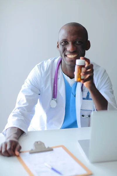 患者に薬の瓶を与える男性医師のクローズアップ — ストック写真