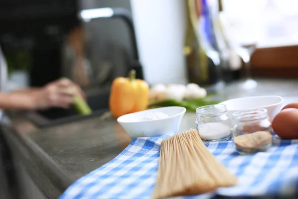Příprava těsta recept domácí chléb, pizza nebo koláč ingridients, jídlo byt ležel na kuchyňském stole na pozadí — Stock fotografie