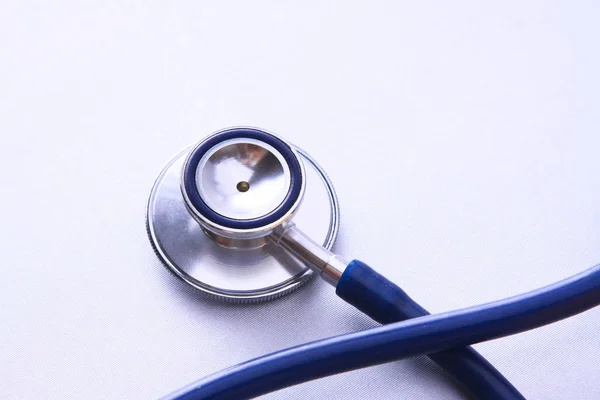 Stethoscope with reflection. stethoscope background. stethoscope with reflection on glossy background — Stock Photo, Image